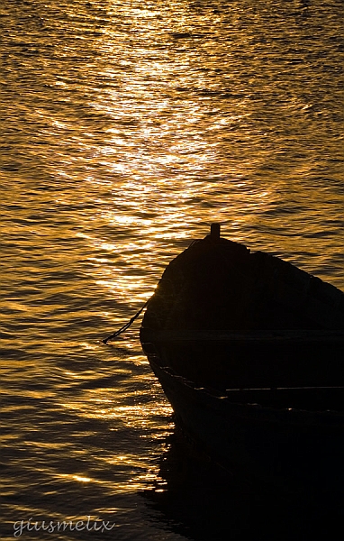 Elmas - Tramonto sulla laguna (barca pescatori).jpg